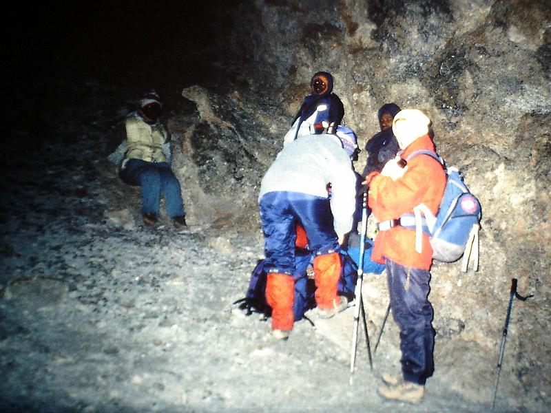 Afrc 00 137 Parada a la gruta de Hans Meyer (5.182 m.).jpg
